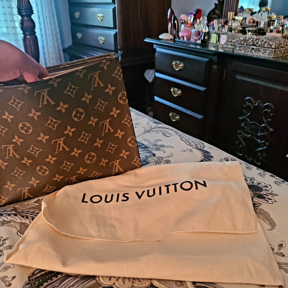 Brand NEW LUIS VUITTON 26 Toiletry Bag(NWOT)
